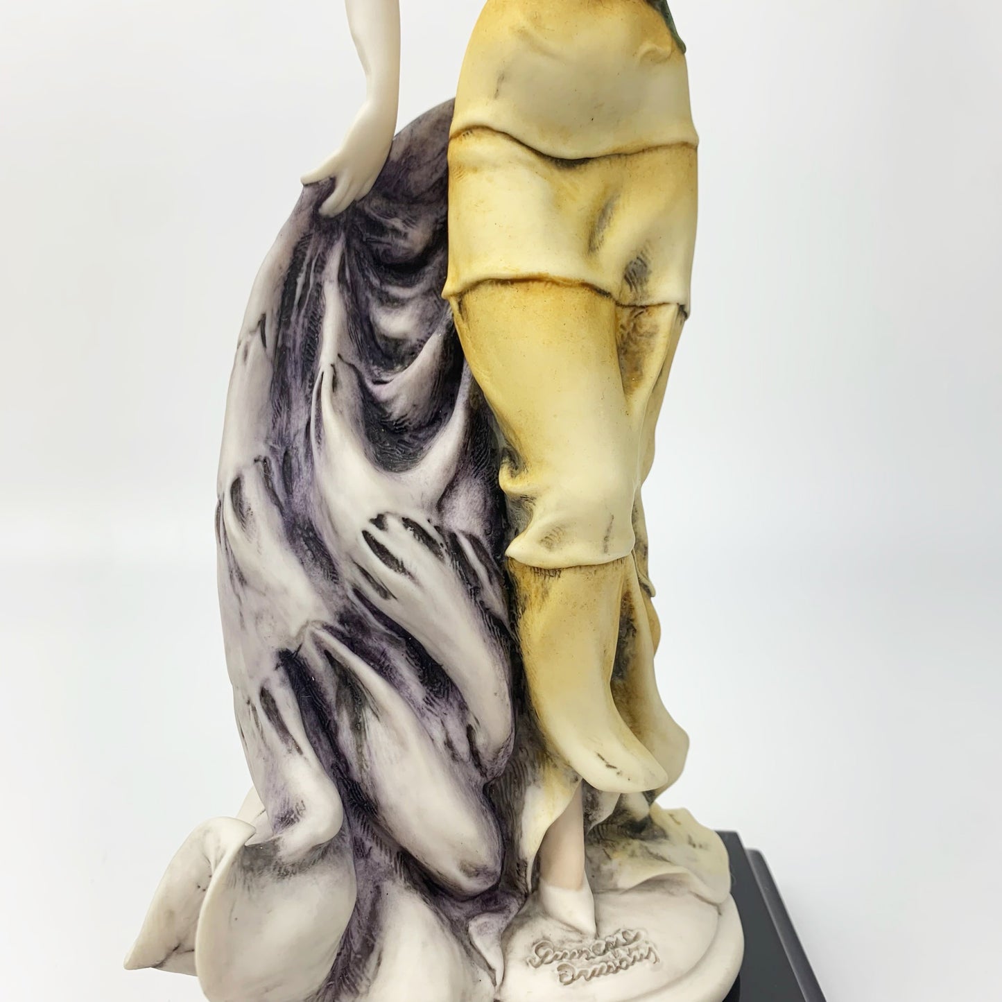 Giuseppe Armani TIA Figurine skirt detail