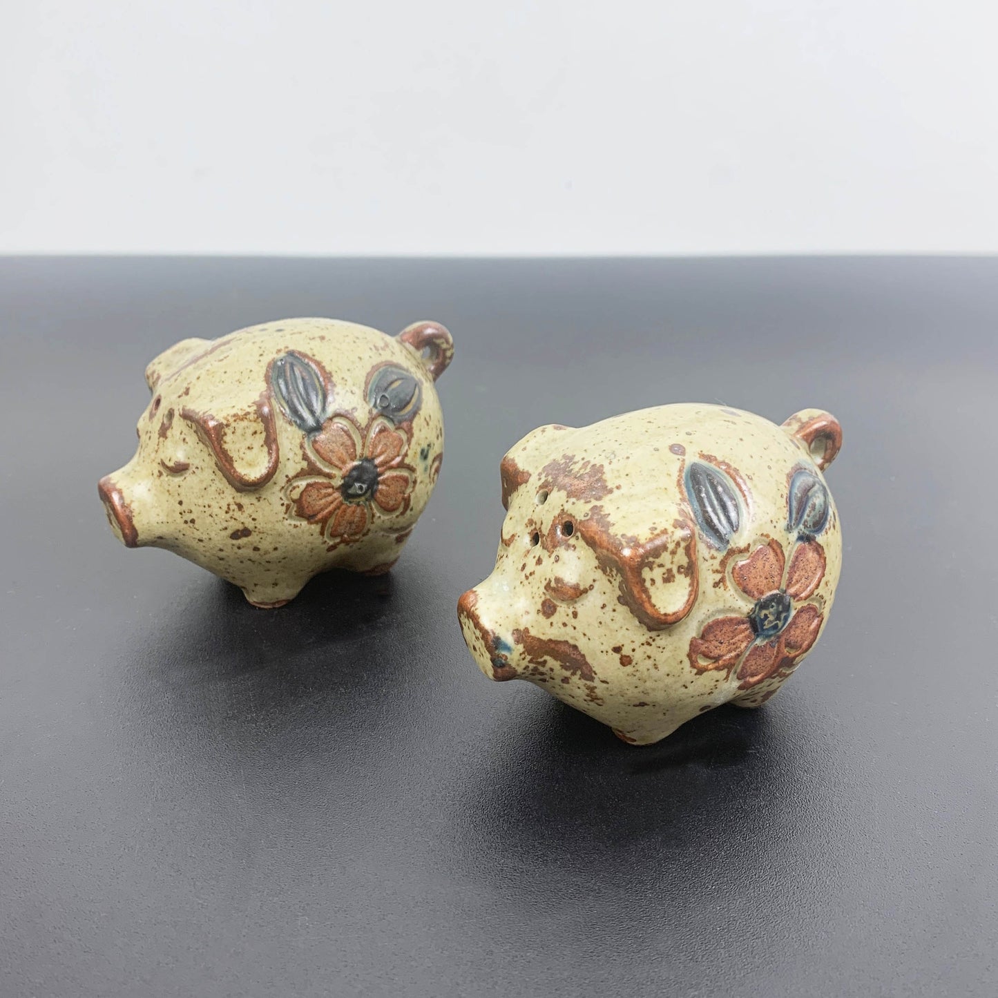 Gempo Pig Salt and Pepper Set