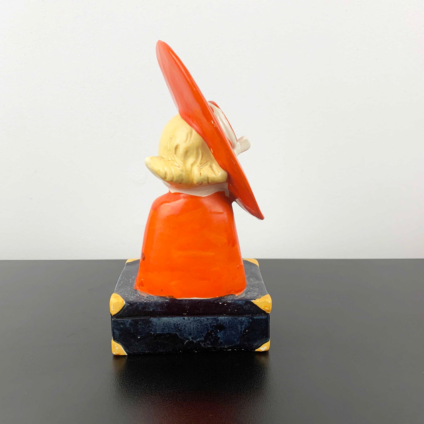 Art deco Figurine - Travelling Girl with Oversized Hat