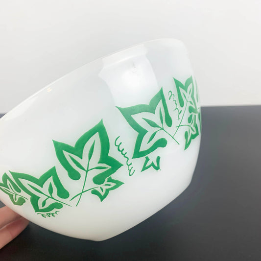 Pyrex Australia Green Ivy Leaf 8" Mixing Bowl