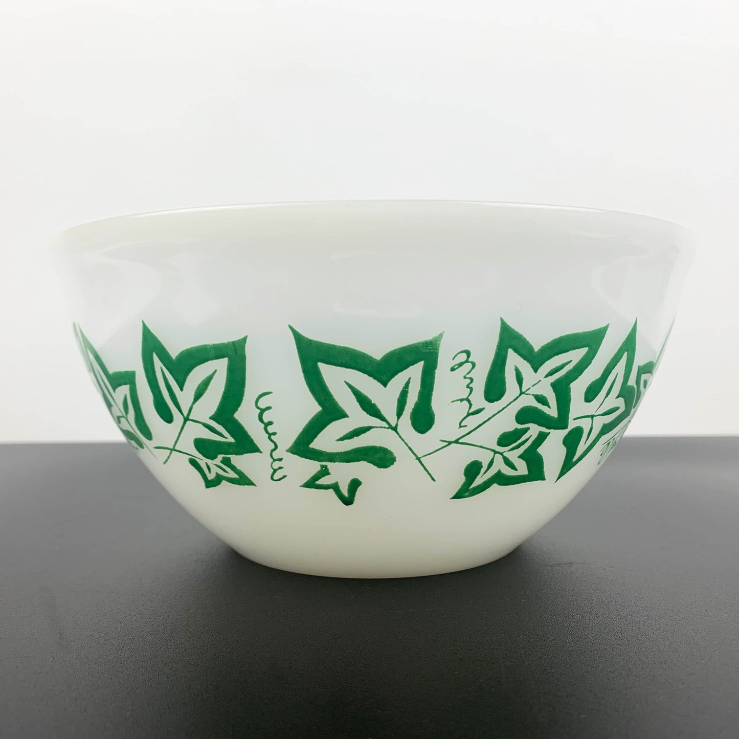 Pyrex Australia Green Ivy Leaf 8" Mixing Bowl