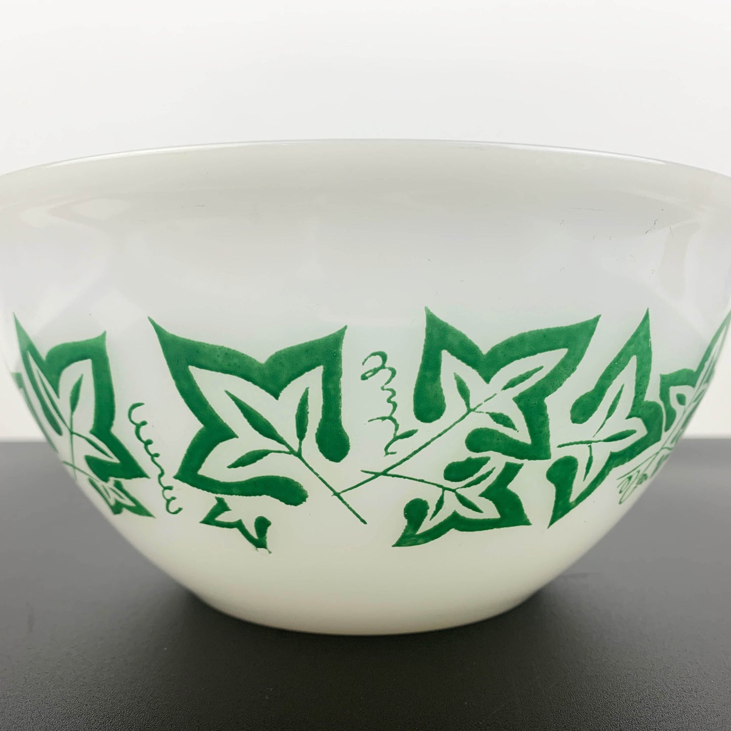 Pyrex Australia Green Ivy Leaf 8" Mixing Bowl