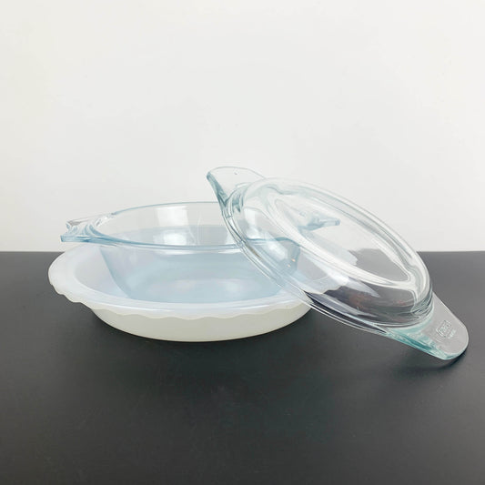 Pyrex White Pie Plate & Small Lidded Baker Set